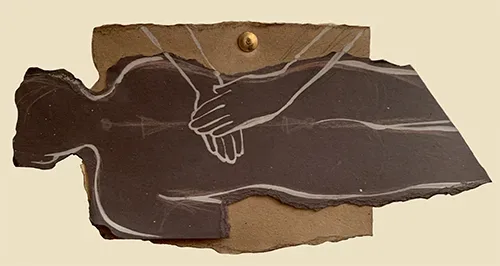 Collage aus Papier: liegender Mensch, auf dessen Rücken zwei Hände ruhen